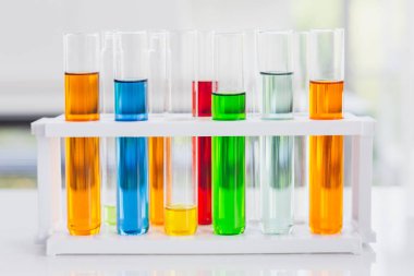 Laboratör masasında renkli sıvılarla test tüpleri