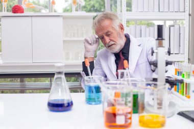 bilim adamı laboratuvarda çalışma stresvardır.