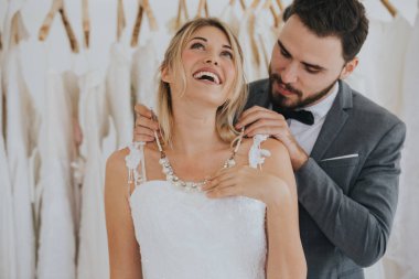 damat sürpriz giyen gelin için kolye koymak.