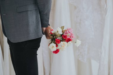 Gelin için sürpriz damat tutan çiçek