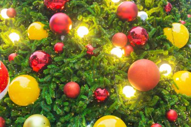 Noel ağacı güzel Noel topu ile dekore edilmiştir