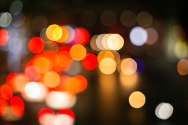 Gece bulanık fotoğraf bulanıklık bokeh arka planda defocused ışıklar.