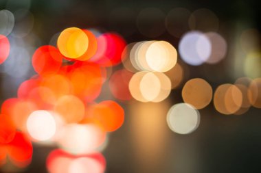 Gece bulanık fotoğraf bulanıklık bokeh arka planda defocused ışıklar.