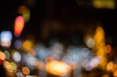 Gece bulanık fotoğraf bulanıklık bokeh arka planda defocused ışıklar.