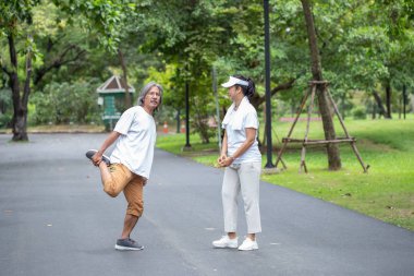 parkta sabah çift üst düzey asya egzersiz.