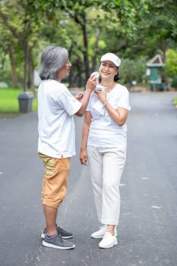 Kamu parkta çift üst düzey Asya insanlar egzersiz bakım 