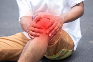 Yaşlı adam diz egzersiz sonrası ağrı var.