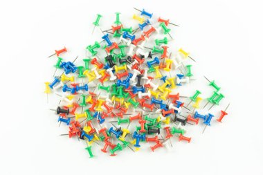 Beyaz arka planda renkli pin