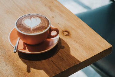 Ahşap masa yumuşak odak üzerinde fincan sıcak kahve, tonda Retro etkisi.