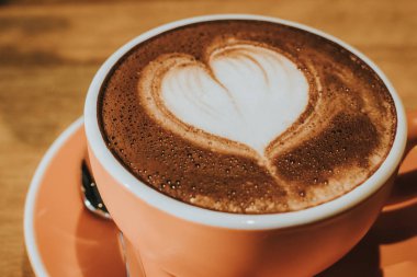 Ahşap masa yumuşak odak üzerinde fincan sıcak kahve, tonda Retro etkisi.