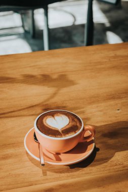 Ahşap masa yumuşak odak üzerinde fincan sıcak kahve, tonda Retro etkisi.