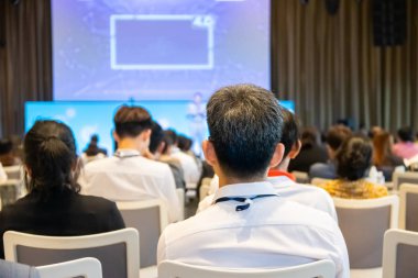 Odada Izleyicilerin arka görünümü ya da beni seminerde içerik okuma