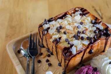ahşap masada bal tost ahşap çanak.