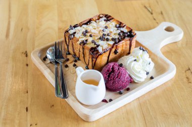 ahşap masada bal tost ahşap çanak.