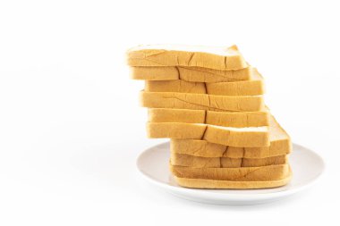 Beyaz arka planda çanak beyaz ekmek dilimleri.