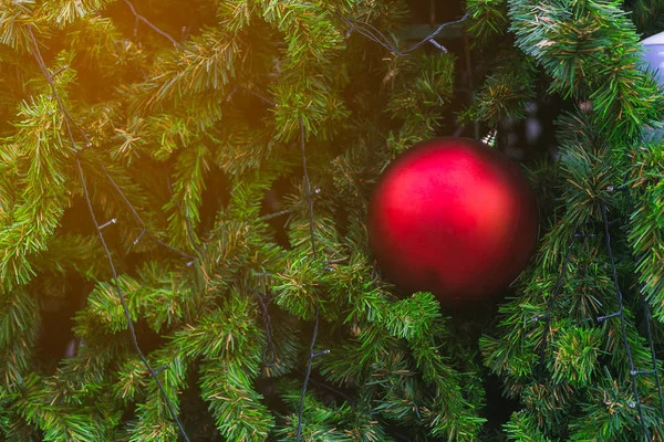 Noel ağacı güzel Noel topu ile dekore edilmiştir — Stok fotoğraf