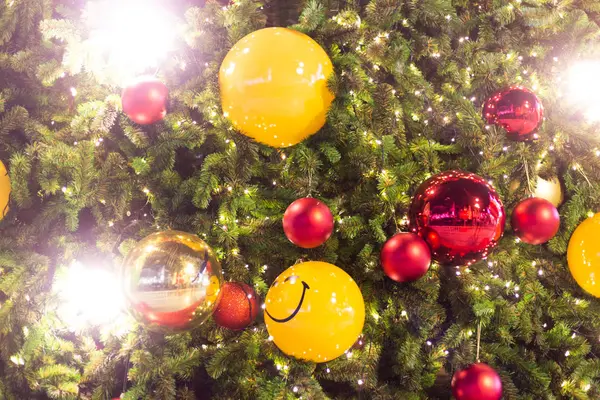 Árbol de Navidad están bellamente decoradas con bola de Navidad para — Foto de Stock