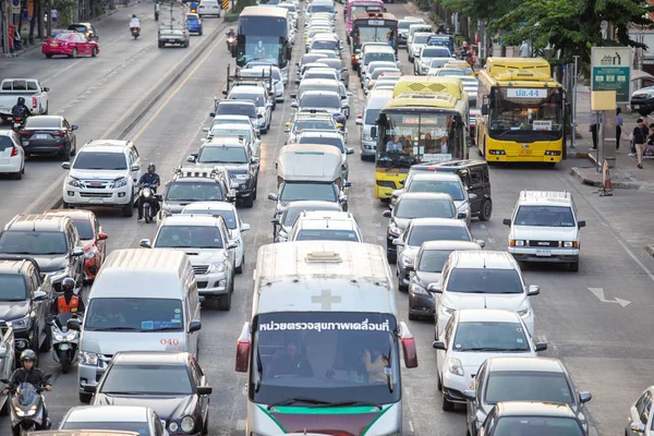 Bangkok, Tayland-Kasım 02, 2018: Ladprao ro üzerinde trafik sıkışıklığı