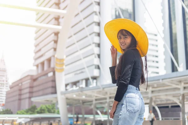 Красива молода з жовтим капелюхом в місті . — стокове фото