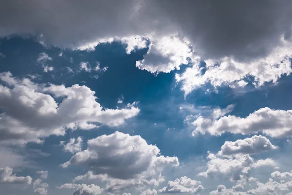 Céu fundo com nuvens brancas — Fotografia de Stock