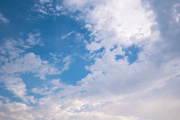Sfondo cielo con nuvole bianche — Foto Stock
