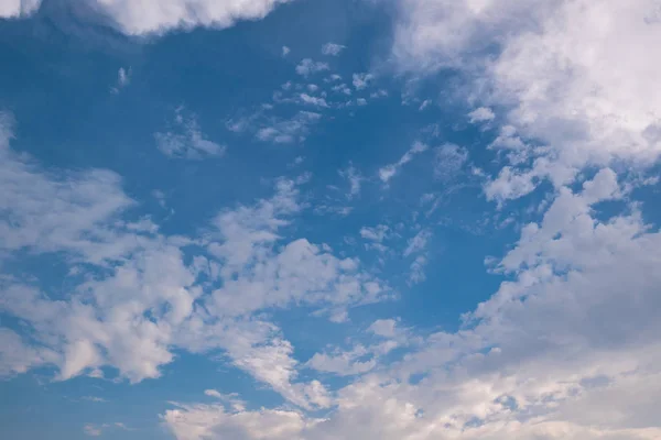 Sfondo cielo con nuvole bianche — Foto Stock