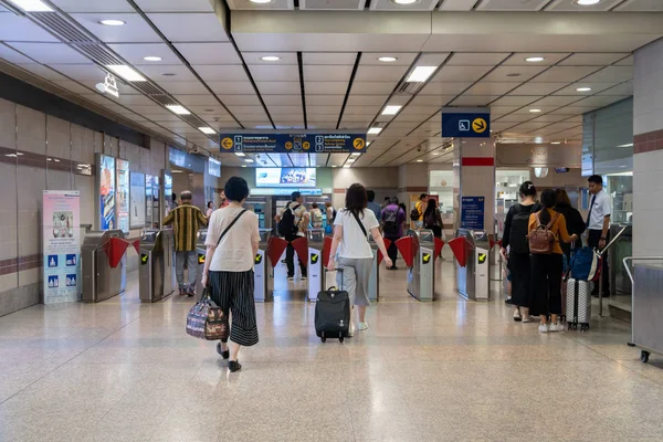 TAILANDIA DE BANGKOK - 26 DE JULIO DE 2019: Los pasajeros pasan por el MRT — Foto de Stock