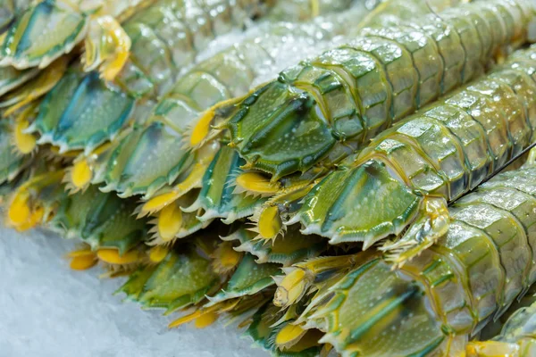 Krewetki Mantis lub Stomatopod na lodzie do sprzedaży w restauracji. — Zdjęcie stockowe