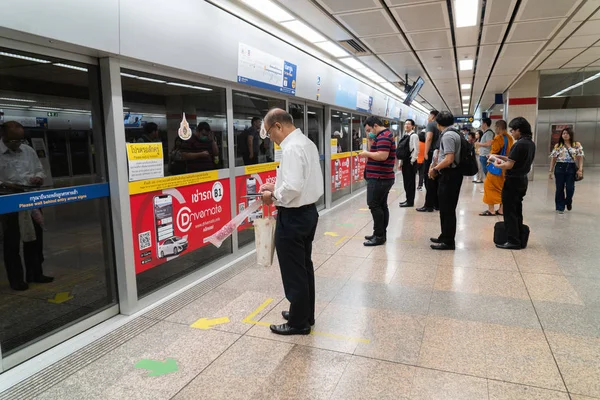 BANGKOK TAILANDIA - 26 DE JULIO DE 2019: Pasajeros abarrotados en MRT subw — Foto de Stock