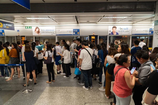 방콕 태국 - 7 월 26, 2019 : Mrt subw에서 붐비는 승객 — 스톡 사진