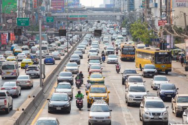 Bangkok, Tayland 26 Şubat 2019: Trafik sırasında yoğun saatlerde