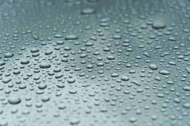 Yağmur damlası camına.