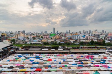 Bangkok, Tayland-Temmuz 07 2019: tren gece pazarı Ratchada, s