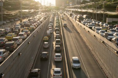 Bangkok Tayland-Temmuz 08, 2019: Ratchadaphisek üzerinde trafik sıkışıklığı 