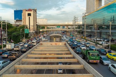 Bangkok Tayland-Temmuz 08, 2019: Ratchadaphisek üzerinde trafik sıkışıklığı 