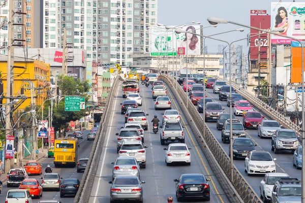 BANGKOK, TAILANDIA 26 DE FEBRERO DE 2019: Tráfico durante la hora punta en — Foto de Stock