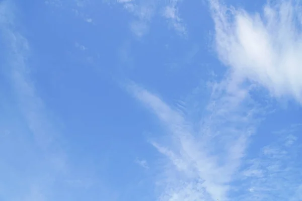 Cielo blu con nuvola bianca. — Foto Stock