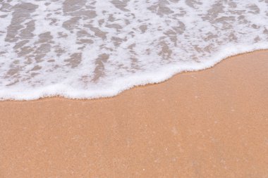 deniz yumuşak dalga ile kum plaj