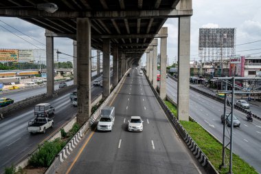 Bangkok, Tayland-Temmuz 02, 2019: V üzerinde acele saat sırasında trafik