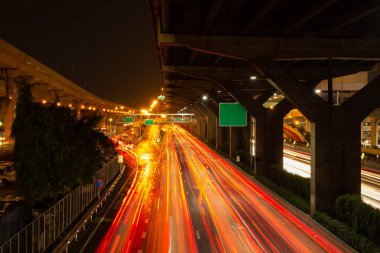 Uzun pozlama fotoğrafçılığı t karayolu üzerinde ışık tracffic gösteren