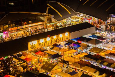 Bangkok, Tayland-Temmuz 07 2019: tren gece pazarı Ratchada, s