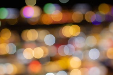 Gece bulanık fotoğraf bulanıklık bokeh arka planda defocused ışıklar.