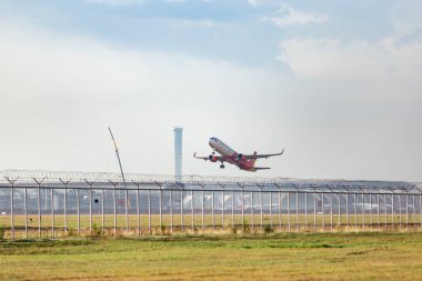 Bangkok, Tayland - 03 Mayıs 2019: Suvarnabhu'da bir uçak kalkıyor