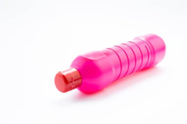 Beyaz arka planda banyo temizleme sıvı pembe şişe