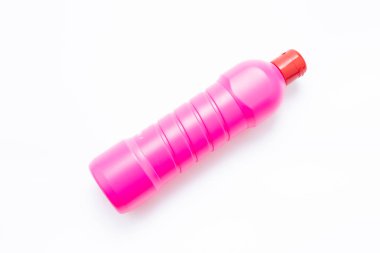 Beyaz arka planda banyo temizleme sıvı pembe şişe