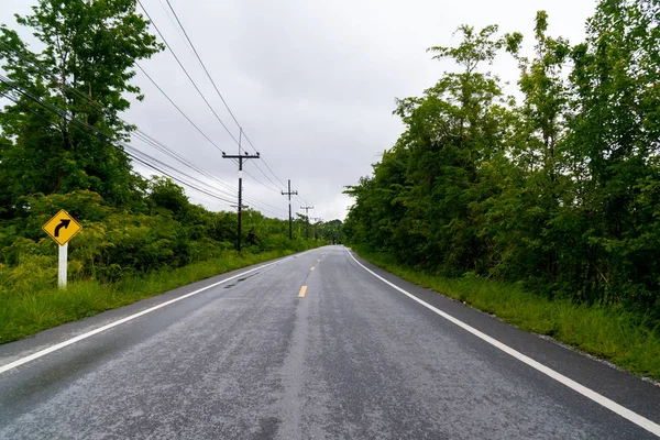 Rota rural estrada reta e longo caminho . — Fotografia de Stock