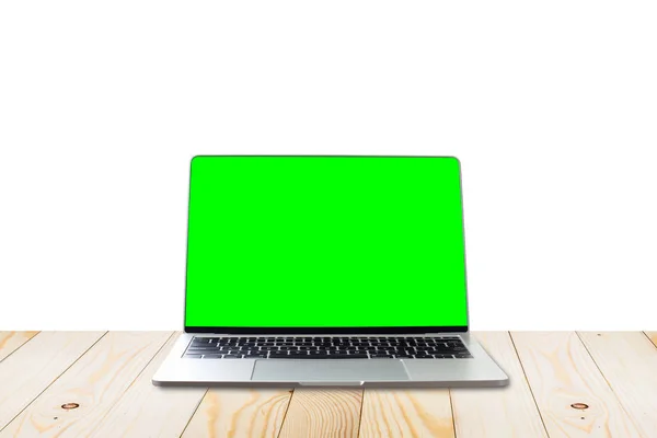 Masada boş yeşil ekranlı dizüstü bilgisayar izole beyaz backgroun — Stok fotoğraf