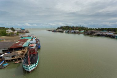 Denize bir balıkçı nehri hayatı Pak Nam Prasae Rayong.