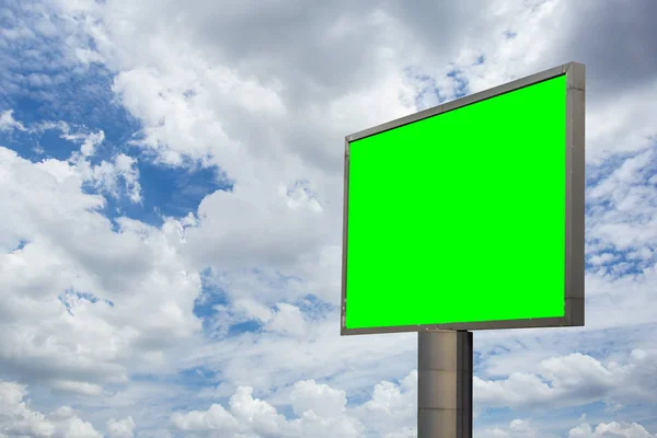 Placa de sinal em branco com tela verde chave chroma no fundo do céu . — Fotografia de Stock