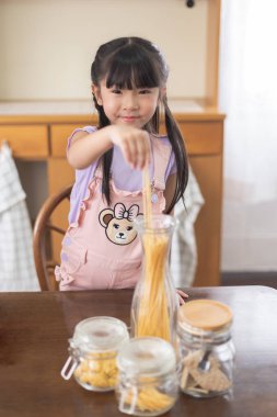 Küçük çocuk mutlu bir şekilde mutfakta..